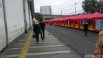 Foto: Ramainya, Stasiun dan Pasar Tanah Abang di Libur Tahun Baru