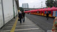 Foto: Trotoar di sepanjang Jalan Jatibaru Raya terlihat bersih pada Sabtu (30/12/2017), pukul 10.00 WIB. Saat ini tidak ada ojek pangkalan (opang) dan pedagang kecil yang berjualan di sepanjang trotoar. Kondisi trotoar terlihat lebih rapi dari biasanya.  (Eva-detikcom)