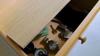 Di bawah laci ada tempat rahasia yang tersedia. Foto: internet