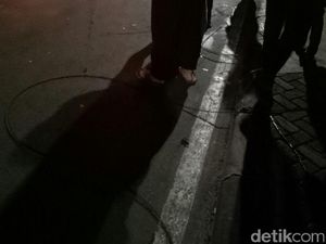 Truk Tangki Terbakar di SPBU Jagakarsa, Kabel Listrik Berguguran