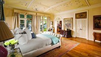 Rumah utama & rumah tamu ini memiliki ruang tamu sekitar 15.000 kaki persegi dengan 14 kamar tidur, 18 kamar mandi, ruang tamu & ruang makan formal, dapur gourmet, perpustakaan 2 lantai, kantor dan beberapa ruangan lainnya. Homesoftherich/Istimewa.