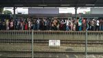 Foto: Ramainya, Stasiun dan Pasar Tanah Abang di Libur Tahun Baru