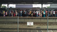 Foto: Di peron 5 dan 6 terlihat orang-orang menunggu kereta. Sebagian penumpang ada yang mengeluh karena menunggu kereta terlalu lama hampir lebih 20 menit. (Silmia Putri-detikcom)