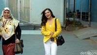 Vebby Palwinta tampak ceria mengenakan blazer kuning. (Noel/detikHOT)