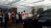 Foto: Sandiaga baru tiba di rumah dinasnya sekitar pukul 09.10 WIB. Ia tampak mengenakan kaos olahraga warna putih oranye, dipadukan dengan celana pendek warna biru dan legging warna hitam, serta sepatu warna oranye. Fotografer: Marlinda-detikcom.