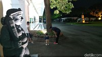 Selain itu, tampak pula putra sulung Jokowi yaitu Gibran Rakabuming dan anaknya Jan Ethes. Tampak Mbah Jokowi tengah menyaksikan Ethes di Gedung Agung. (Foto: Danu Damarjati/detikcom)
