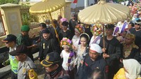Gadis-gadis cantik ini akan diarak dari kediaman Kepala Desa Lalea menuju ke Balai Desa. Dalam rombongan arak-arakan ini, para gadis cantik akan ditemani oleh pemuda setempat yang mengenakan busana Sunda berwarna hitam. (Sudirman/detikTravel)
