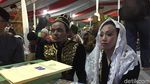 Foto: Gaya Pengantin di Nikah Massal, Pakai Sunting hingga Paes