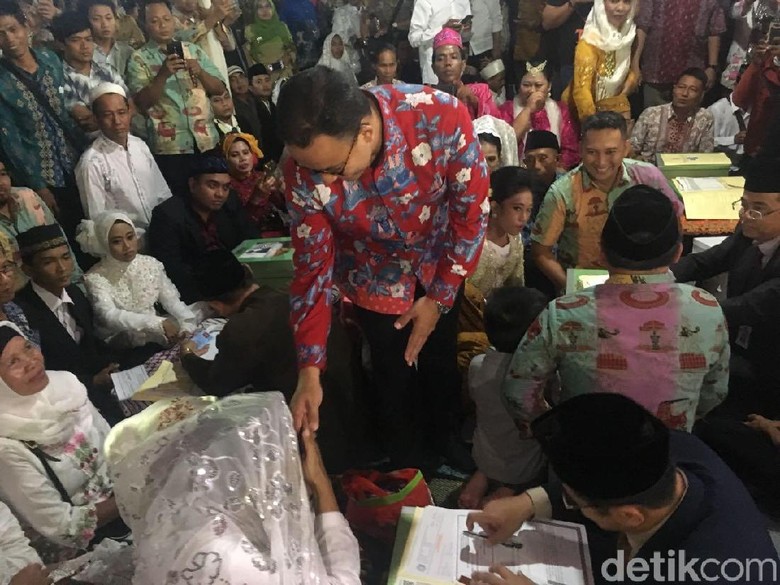 Tiba di Lokasi Nikah Massal, Anies Salami Calon Manten Tiba di Lokasi Nikah Massal, Anies Salami Calon Manten