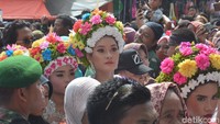 Gadis-gadis cantik ini berdandan sejak pukul 05.00 dan selesai sekitar pukul 07.30 WIB. Pukul 09.00, gadis-gadis ini mulai diarak. Jarak tempuhnya sekitar 2 Kilometer. (Sudirman/detikTravel)