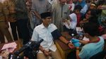 Momen Sandiaga Dipijat Saat Pidato di Depan Warga