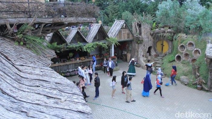 Wahana perkampungan Hobbit, Hobbiton Adventure di Farmhouse Susu, Lembang Bandung
