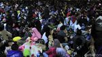 Warga Bandung Tumplek di Alun-alun untuk Rayakan Tahun Baru