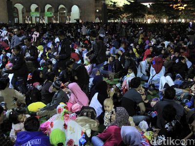 Warga Bandung Tumplek di Alun-alun untuk Rayakan Tahun Baru