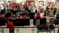 Di hari terakhir manajemen gerai Debenhams di sini menawarkan produk-produk ternama dengan harga miring.