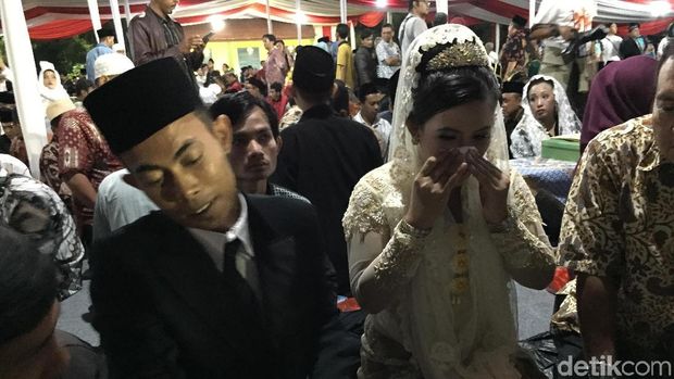 Sempat Terbata-bata, Andrianus Lega Bisa Pinang Ruri di Nikah Massal