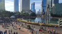 Foto: Zunita Amalia Putri/detikcom. Meski ada imbauan untuk bubar, dan kendaraan berlalu-lalang, warga tetap memadati Bundaran HI sebagai tempat berkumpul saat CFD.