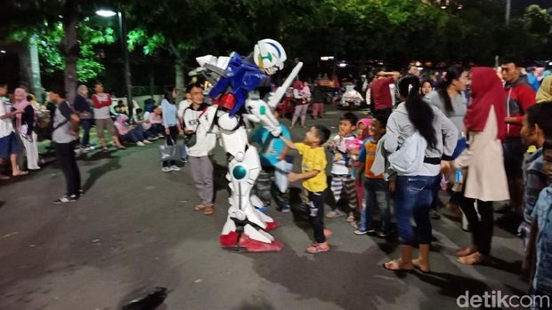Malam Tahun Baru, Suara Terompet Bersahutan di Bundaran HI