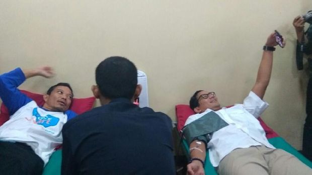 Sandiaga Donor Darah di Masjid At-Tin Taman Mini