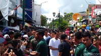 Para personel Pasukan Pengamanan Presiden yang berkaos hijau selalu menjaga jarak aman antara warga dengan Jokowi (Foto: Danu Damarjati/detikcom)