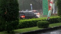 Banyak warga yang mencari tempat berteduh (Foto: Haris Fadhil/detikcom)