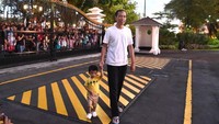 Tak berapa lama, azan magrib berkumandang. Jokowi dan Ethes masuk kembali ke Istana (Foto: Rusman/Biro Pers Sekretariat Kepresidenan)
