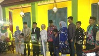 Setelahnya, satu per satu pengantin nikah massal yang telah sah berfoto bersama  Anies dan Sandi (Foto: Indra Komara/detikcom)