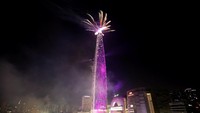 Mari ke ibu kota Korea Selatan, Seoul dan inilah Lotte World Tower yang menjulang setinggi 555 meter dengan 123 lantai. Ini adalah gedung tertinggi di sana dan digunakan untuk berbagai acara besar, seperti pertunjukan kembang api di Tahun Baru (Foto: REUTERS/Kim Hong-Ji)