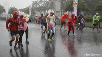 Hujan deras tidak menyurutkan semangat peserta Tugu to Tugu Run Ultra Marathon 55K di kawasan Monas, Jakarta, Minggu (31/12/2017). Kegiatan ini menyambut tahun baru yang dilakukan oleh komunitas lari.