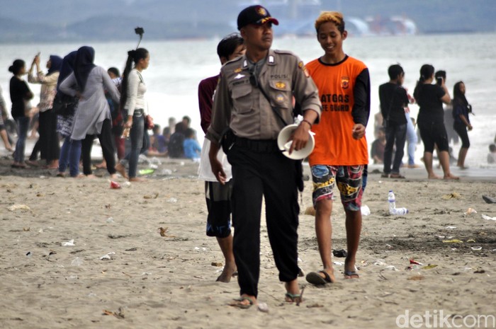Kawal Tahun Baru, Nurman Bawa Toa dan Peluit di Pantai Sukabumi