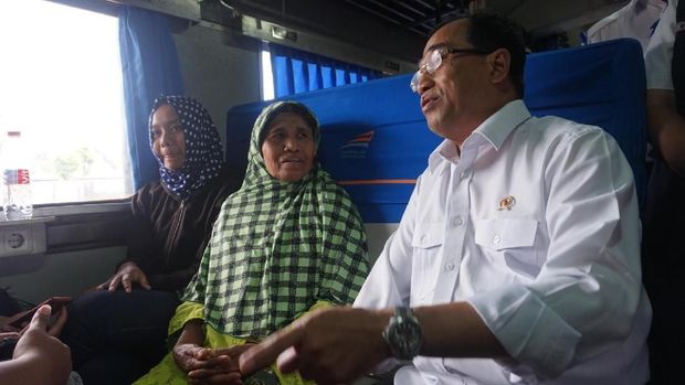 Aksi Menhub Jadi Petugas Pengatur KA di Stasiun Poncol