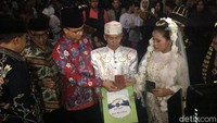 Pada pergantian tahun 2017 ke 2018, Anies dan Sandiaga mengadakan nikah massal yang diikuti oleh warga dari berbagai daerah di Jakarta (Foto: Indra Komara/detikcom)