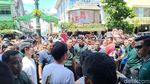 Saat Warga Foto Jokowi di Malioboro, Naik Bangku hingga dari Jendela