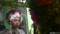 Sambil mengaca, gadis ini memperhatikan betul apakah sudah terlihat cantik atau belum riasannya. Gimana, traveler sudah cantik belum? (Sudirman/detikTravel)