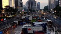 Petugas kepolisian dan Dinas Perhubungan telah berjaga di sepanjang jalan menuju Bundaran HI untuk memberitahukan kepada masyarakat mengenai penutupan jalan (Foto: Kanavino Ahmad Rizqo/detikcom)