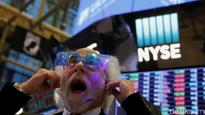 Traders work on the trading floor on the final day of trading for the year at the New York Stock Exchange (NYSE) in Manhattan, New York, U.S., December 29, 2017. REUTERS/Andrew Kelly