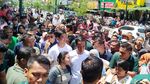 Gaya Kasual Kaesang Temani Jokowi Jalan-jalan di Malioboro