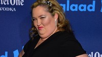 June Mama June Shannon, adalah bintang reality show Mama June: From Not to Hot. Setelah menjalani gastric sleeve surgery, ia melengkapi usahanya dengan diet ketat. Hasilnya mencengangkan, berat badannya turun dari 208 ke 60 kg! Foto: Getty Image