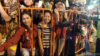 Meski dibatasi pagar setinggi kurang lebih 1,5 meter, warga Yogyakarta setia menanti Jokowi (Foto: Danu Damarjati/detikcom)