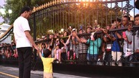 Ethes tampak melambaikan tangan ke arah warga yang terpisah pintu gerbang Gedung Agung alias Istana Kepresidenan di Yogyakarta (Foto: Rusman/Biro Pers Sekretariat Kepresidenan)