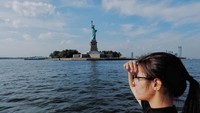 Liza Soberano saat memandangi Patung Liberty di New York, AS. Gaya liburannya memang sederhana, tapi tetap terlihat cantik ya! (Instagram/lizasoberano)