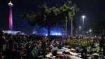 Foto: Memanjat Pohon Demi Rayakan Tahun Baru di Monas