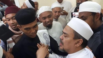 Peluk dan Tawa Saat Ustaz Somad-Habib Rizieq Bertemu di Mekkah