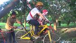 Foto: Naik Sepeda di Atas Danau Cinta Akkarena Makassar