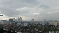 Namun di arah selatan, hujan tampaknya sudah mulai reda. Dari prakiraan BMKG, akan terjadi perluasan wilayah yang diguyur hujan yang bergeser ke wilayah pusat dan barat (Foto: Dhani Irawan/detikcom)