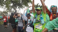 Hujan deras tidak menyurutkan semangat peserta Tugu to Tugu Run Ultra Marathon 55K di kawasan Monas, Jakarta, Minggu (31/12/2017). Kegiatan ini menyambut tahun baru yang dilakukan oleh komunitas lari.
