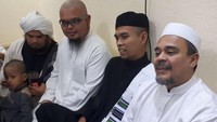 Ustaz Somad tiba di Mekkah pada Jumat (30/12) malam waktu setempat. Ustaz Abdul Somad bersilaturahim dengan Imam Besar FPI Habib Rizieq Syihab di Mekkah, Arab Saudi. Pertemuan itu dilakukan di sela ibadah umrah yang ditunaikan Ustaz Somad. (Foto: Dok. Istimewa)