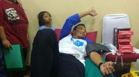 Tak hanya Sandiaga yang mendonorkan darahnya. Indra Uno, kakak Sandiaga, juga ikut donor darah. Indra nampak berbaring di samping Sandiaga saat proses donor darah dilakukan.