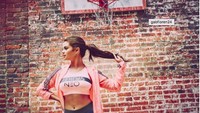 Berpose untuk sebuah produk pakaian olahraga, penyanyi cantik Selena Gomez tampak seksi sekaligus sporty. instagram @selenagomez