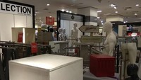 Saking ramainya pengunjung, sejumlah display sudah tampak kosong dan beberapa hanya menyisakan beberapa setel pakaian saja.